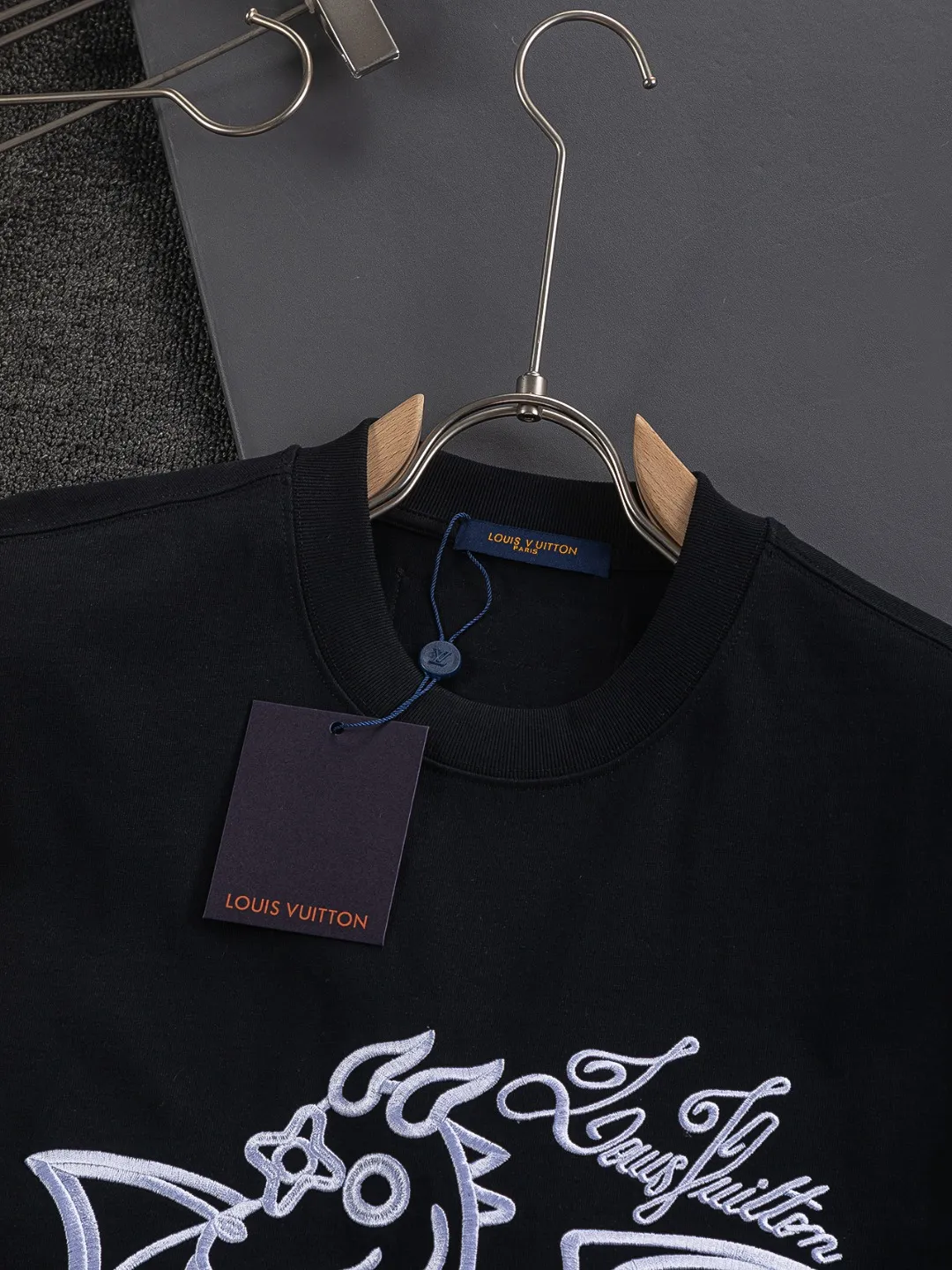 🅿️210 Louis Vuitton 1V micro wide version S-XL 25SS LV new product counter catwalk style with flying dinosaur letters on the chest🪡 embroidered logo, same style for men and women! Short-sleeves are not the same as the general public, but must be unique and eye-catching. This LV short-sleeves is all about quality, comfort, consistent style, fashion, including fabrics and cutting techniques, all of which have been made with great effort! 320 grams of washed pure cotton fabric, pure cotton is breathable, very refreshing and comfortable for daily wear. The rib knitting on the neckline is smooth and tight, and the neckline will not be skewed if you toss it at will. The loose version, you will find that it looks really good on the upper body. The overall is minimalist and neat, super versatile for daily use! Pair it casually with a pair of pants for a youthful look. A T-shirt will make your outfit crazy. It is a fashionable item that can never go wrong! Color: Black White Size: S-XL Size chart: S: Shoulder width 50-Bust 54-Length 70 M: Shoulder width 52-Bust 56.5-Length 72 L: Shoulder width 54-Bust 59-Length 74 XL: Shoulder width 56-Bust 61.5-Length 76